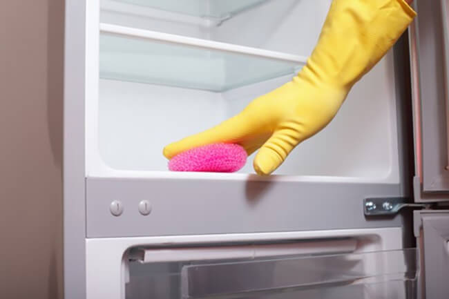Làm sạch bên trong tủ lạnh